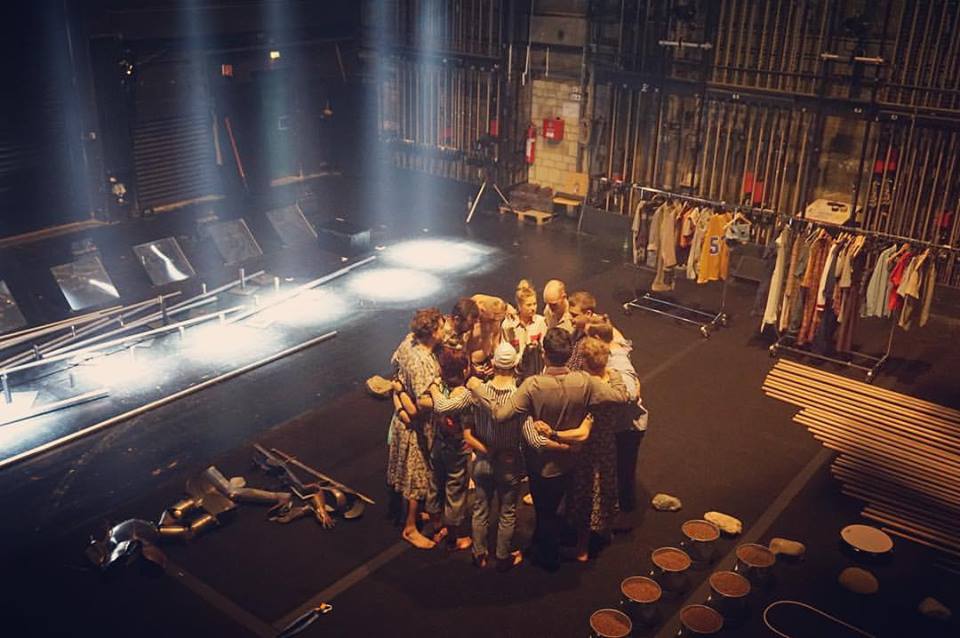GOM Circus preshow huddle (foto Gravity & other myths)